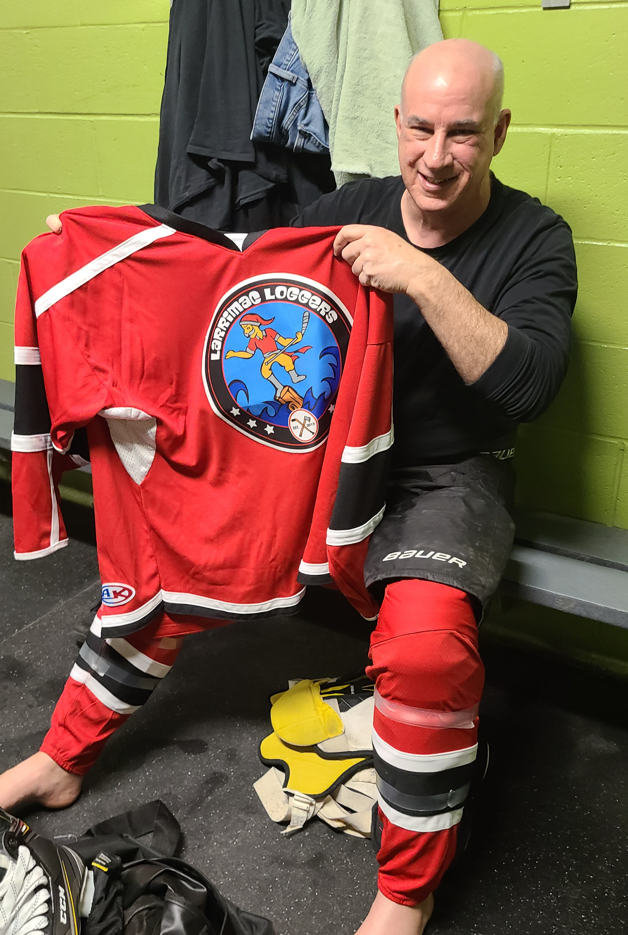 John Rollings avec le nouveau chandail des Loggers